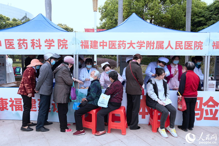 市民们前来体验中医药文化。人民网 焦艳摄